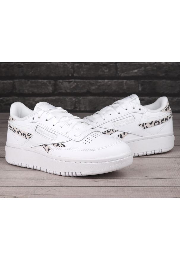 Buty do chodzenia damskie Reebok Club C Double Revenge. Kolor: biały. Materiał: skóra, syntetyk, tkanina, materiał. Model: Reebok Club. Sport: turystyka piesza