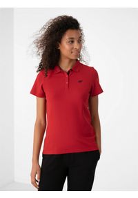 4f - Koszulka polo regular damska - czerwona. Okazja: na co dzień. Typ kołnierza: polo. Kolor: czerwony. Materiał: materiał, bawełna, dzianina, elastan. Wzór: ze splotem, jednolity. Styl: casual, klasyczny, sportowy #1