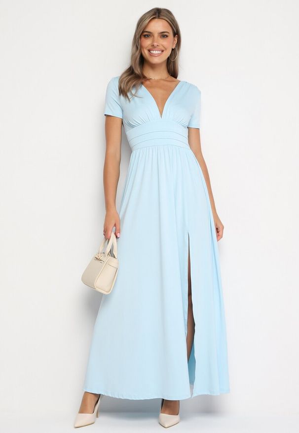 Born2be - Niebieska Rozkloszowana Sukienka Maxi z Głębokim Dekoltem z Rozcięciem Wyla. Kolor: niebieski. Długość rękawa: krótki rękaw. Sezon: wiosna, lato. Długość: maxi