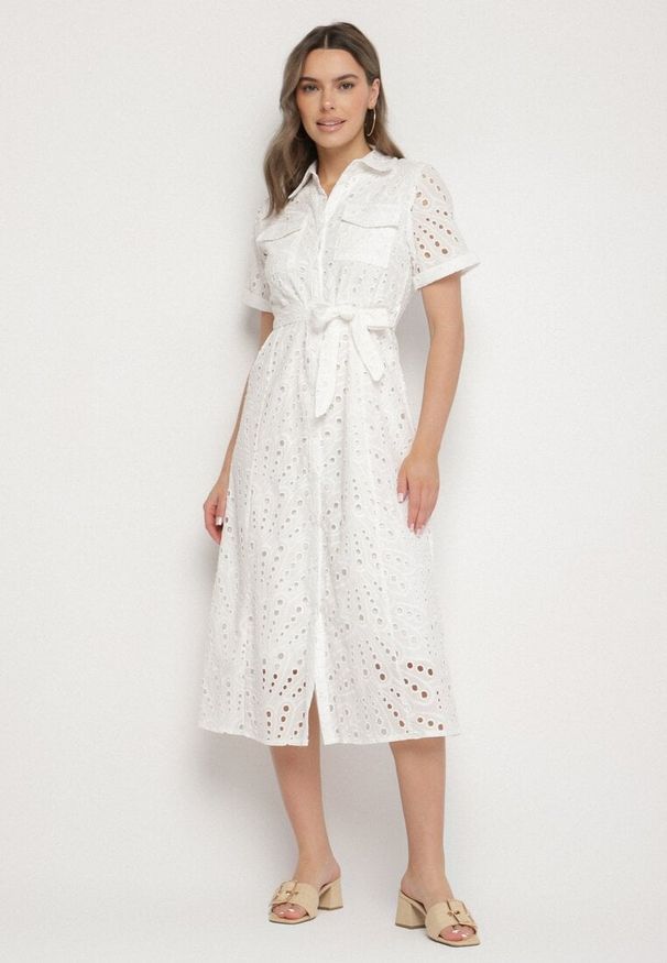 Born2be - Biała Koszulowa Sukienka Haftowana z Paskiem Rinessa. Okazja: na spacer, na imprezę, na co dzień. Kolor: biały. Długość rękawa: na ramiączkach. Wzór: haft. Typ sukienki: koszulowe. Styl: casual, klasyczny, sportowy. Długość: midi