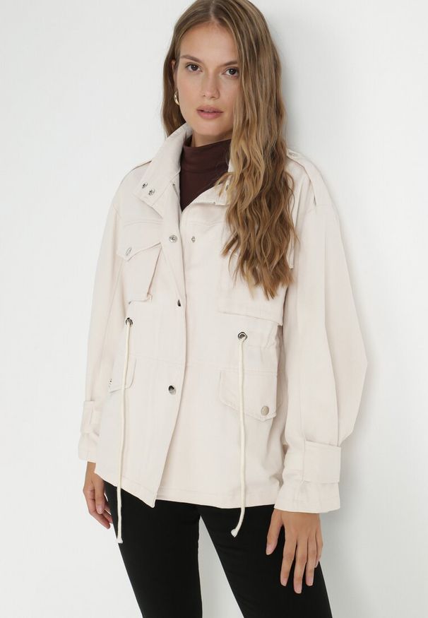 Born2be - Jasnobeżowa Kurtka Parka z Dużymi Kieszeniami Talaha. Okazja: na co dzień. Kolor: beżowy. Materiał: jeans. Długość: krótkie. Wzór: aplikacja. Sezon: jesień, wiosna. Styl: casual