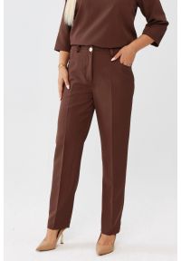 Moda Size Plus Iwanek - Eleganckie klasyczne brązowe spodnie Eleonora PLUS SIZE XXL OVERSIZE JESIEŃ. Okazja: na spotkanie biznesowe, na co dzień. Kolekcja: plus size. Kolor: brązowy. Materiał: materiał, tkanina, poliester, elastan. Długość: krótkie. Sezon: jesień. Styl: elegancki, klasyczny