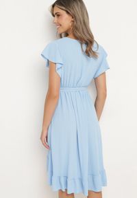 Born2be - Jasnoniebieska Kopertowa Sukienka z Asymetrycznym Dołem Ozdobiona Falbanką z Paskiem w Talii Snidia. Okazja: na spacer, na co dzień. Kolor: niebieski. Wzór: aplikacja. Sezon: lato. Typ sukienki: kopertowe, asymetryczne. Styl: casual, elegancki, klasyczny #7