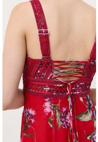 Guess sukienka kolor czerwony maxi rozkloszowana. Kolor: czerwony. Materiał: tkanina. Długość rękawa: na ramiączkach. Typ sukienki: rozkloszowane. Długość: maxi #3