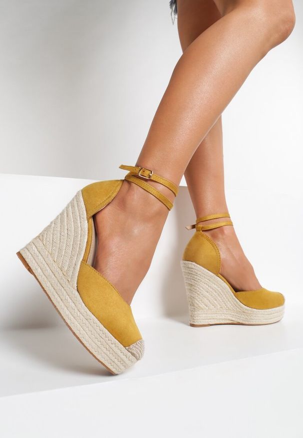 Renee - Żółte Sandały Lilopei. Nosek buta: okrągły. Zapięcie: klamry. Kolor: żółty. Obcas: na koturnie
