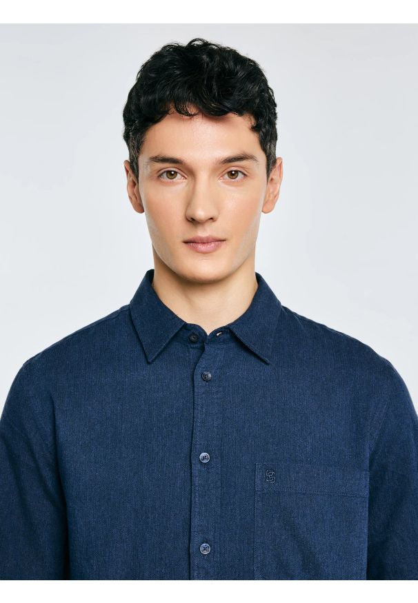 Big-Star - Koszula męska w drobną jodełkę granatowa Grest 403. Kolor: niebieski. Materiał: bawełna, jeans. Długość rękawa: długi rękaw. Długość: długie. Wzór: jodełka. Styl: elegancki, klasyczny