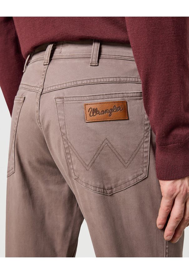 Wrangler - WRANGLER MĘSKIE SPODNIE MATERIAŁOWE TEXAS IRON 112356884 W121017431. Materiał: materiał