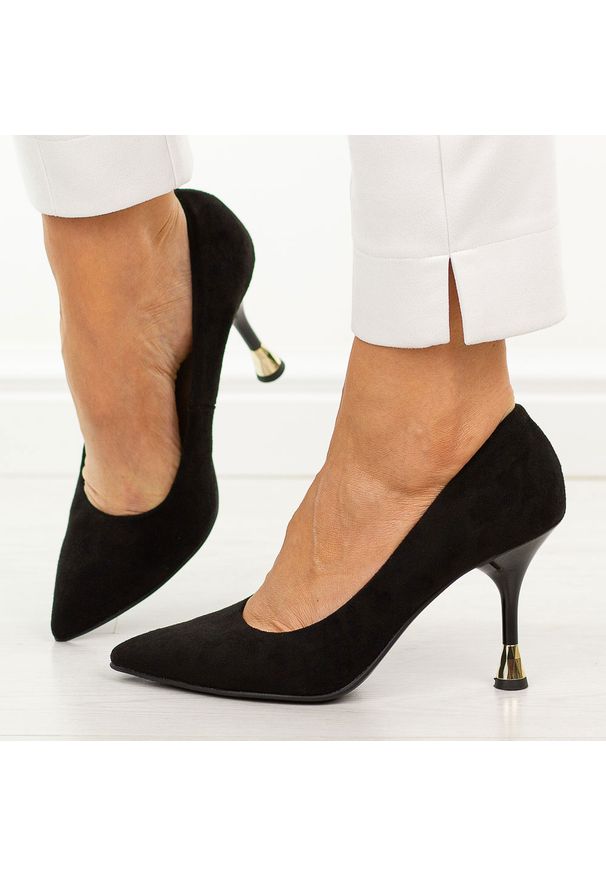 Czarne zamsz Polskie szpilki damskie Suzana 2201. Kolor: czarny. Materiał: zamsz. Szerokość cholewki: normalna. Sezon: wiosna, lato, jesień. Obcas: na szpilce. Styl: wizytowy, klasyczny, elegancki. Wysokość obcasa: średni