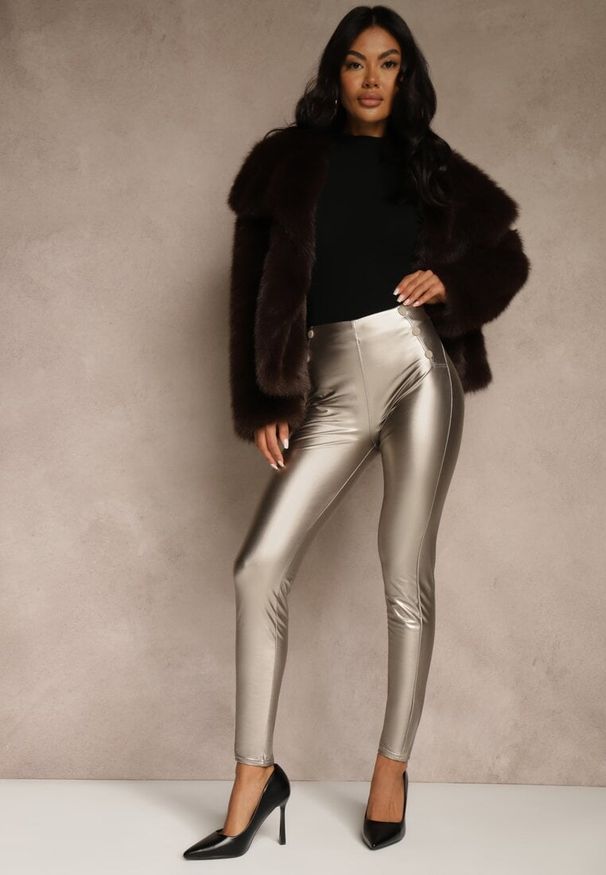 Renee - Szampańskie Legginsy High Waist z Imitacji Skóry z Gumką w Pasie Ozdobione Guzikami Sinairis. Okazja: na spotkanie biznesowe. Stan: podwyższony. Kolor: złoty. Materiał: skóra. Wzór: aplikacja. Styl: biznesowy, klasyczny, rockowy