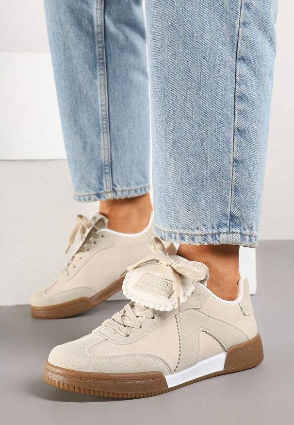Renee - Beżowe Sneakersy w Stylu Tenisówek z Szerokim Językiem Alarila. Nosek buta: okrągły. Kolor: beżowy. Wzór: aplikacja. Sezon: lato