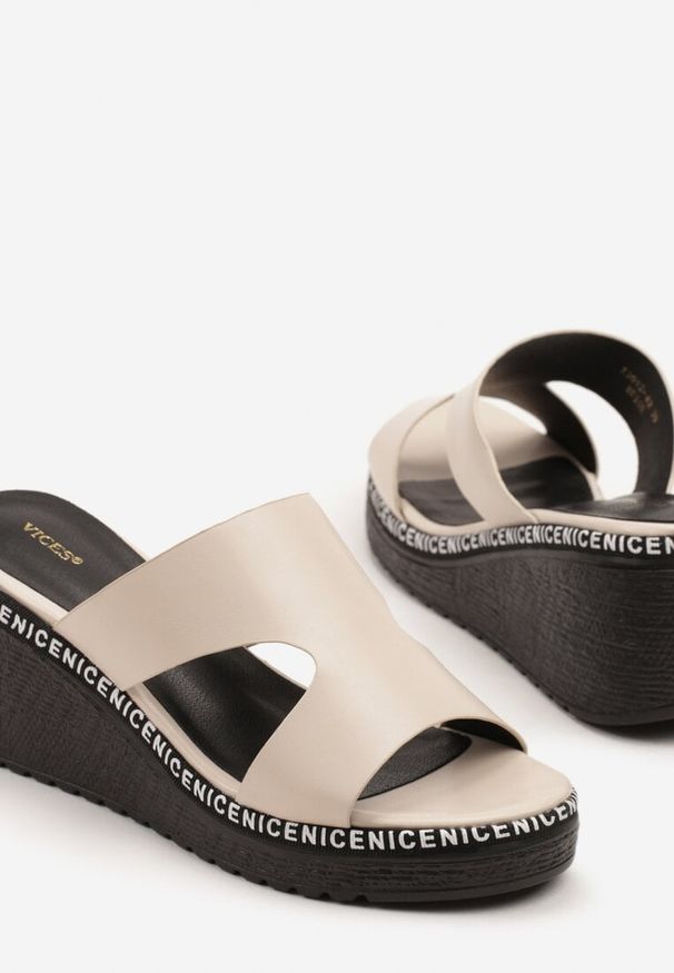 Born2be - Beżowe Klapki Vices na Koturnie z Napisami Linaviela. Okazja: na co dzień, na spacer. Kolor: beżowy. Wzór: napisy. Obcas: na koturnie. Styl: casual. Wysokość obcasa: średni