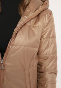 Born2be - Beżowa Pikowana Kurtka z Kapturem Terishia. Okazja: na co dzień. Typ kołnierza: kaptur. Kolor: beżowy. Materiał: jeans. Długość rękawa: długi rękaw. Długość: długie. Sezon: wiosna. Styl: casual, elegancki #2