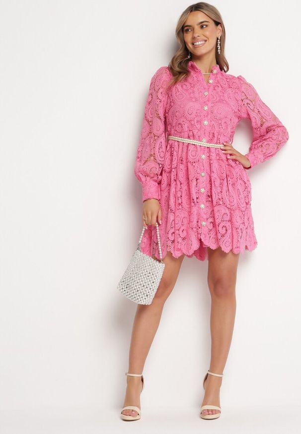 Born2be - Różowa Koronkowa Sukienka z Plecionym Paskiem Ilvila. Kolor: różowy. Materiał: koronka