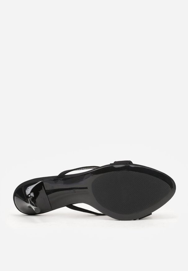 Born2be - Czarne Eleganckie Klapki na Szpilce z Owalną Metaliczną Aplikacją Zelleva. Okazja: na co dzień. Kolor: czarny. Wzór: aplikacja. Obcas: na szpilce. Styl: elegancki