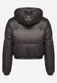 Born2be - Czarna Kurtka Pikowana o Krótkim Fasonie z Kapturem Tinthella. Okazja: na spacer, na co dzień. Typ kołnierza: kaptur. Kolor: czarny. Materiał: jeans. Długość: krótkie. Wzór: aplikacja. Styl: casual, elegancki #3