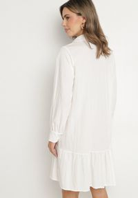 Born2be - Biała Sukienka z Wiskozą o Koszulowym Kroju z Falbanką Penzedi. Okazja: na co dzień. Typ kołnierza: kołnierzyk klasyczny. Kolor: biały. Materiał: wiskoza. Długość rękawa: długi rękaw. Typ sukienki: koszulowe. Styl: casual, elegancki, klasyczny #7