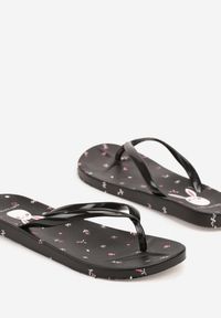 Renee - Czarne Japonki Zdobione Nadrukiem na Podeszwie Pasiluna. Okazja: na co dzień, na plażę, na spacer. Kolor: czarny. Materiał: jeans. Wzór: aplikacja, nadruk. Sezon: lato. Styl: casual #3