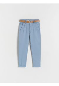 Reserved - Strukturalne spodnie chino z paskiem - niebieski. Kolor: niebieski. Materiał: bawełna, tkanina
