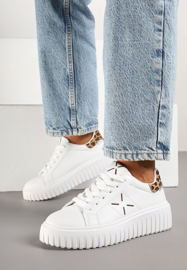 Renee - Białe Panterkowe Sneakersy na Platformie z Tłoczeniem i Brokatową Wstawką Nuselin. Okazja: na co dzień. Kolor: biały. Materiał: jeans, skóra. Obcas: na platformie