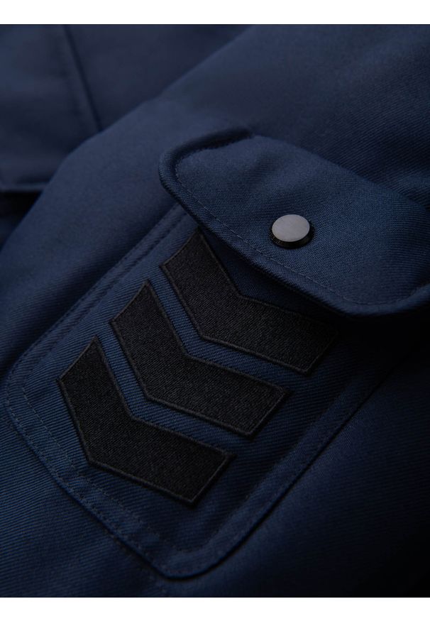 Ombre Clothing - Długa ciepła kurtka męska z kapturem typu parka – granatowa V1 OM-JALJ-0182 - XXL. Typ kołnierza: kaptur. Kolor: niebieski. Materiał: tkanina, materiał, syntetyk, poliester, futro. Długość: długie. Wzór: aplikacja, paski, ze splotem. Styl: elegancki