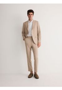 Reserved - Spodnie garniturowe slim fit - beżowy. Kolor: beżowy. Materiał: tkanina, wiskoza