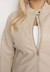 Born2be - Beżowa Kurtka Ramoneska Bez Kołnierzyka z Suwakami na Rękawach Rilinne. Okazja: na co dzień, na spacer. Typ kołnierza: bez kołnierzyka. Kolekcja: plus size. Kolor: beżowy. Sezon: wiosna. Styl: casual, elegancki #4