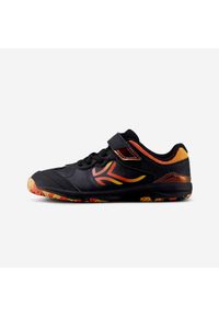 Decathlon - Buty sportowe dla dzieci Artengo TS 160. Okazja: na co dzień. Zapięcie: rzepy. Kolor: wielokolorowy, pomarańczowy, żółty, czarny, czerwony. Materiał: kauczuk. Szerokość cholewki: normalna