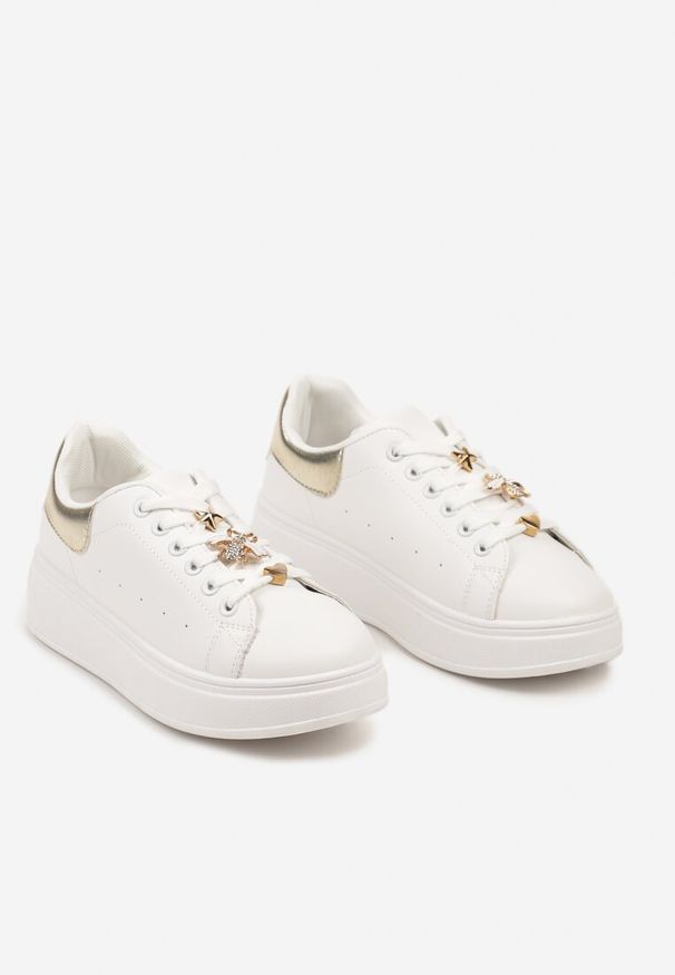 Renee - Biało-Złote Sneakersy na Platformie Wykończone Cyrkoniowymi Aplikacjami Vliorina. Okazja: na co dzień. Nosek buta: okrągły. Zapięcie: sznurówki. Kolor: biały. Materiał: jeans, materiał. Wzór: aplikacja. Obcas: na platformie. Wysokość obcasa: niski