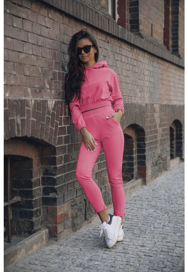 IVON - Wygodny Dres Krótka Bluza z Kapturem i Wąskie Spodnie - Fuksja. Typ kołnierza: kaptur. Kolor: różowy. Materiał: dresówka. Długość: krótkie