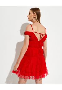SELF PORTRAIT - Czerwona sukienka z plisowaniem. Okazja: na wesele, na imprezę, na ślub cywilny, na sylwestra. Kolor: czerwony. Wzór: aplikacja. Typ sukienki: z odkrytymi ramionami, dopasowane, rozkloszowane. Długość: mini #5