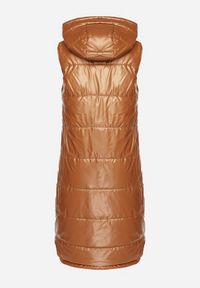 Born2be - Brązowa Długa Kamizelka z Kapturem Ozdobiona Imitacją Kieszeni Mavaria. Typ kołnierza: kaptur. Kolor: brązowy. Materiał: jeans. Długość: długie. Wzór: aplikacja. Sezon: jesień, wiosna. Styl: sportowy, klasyczny, elegancki #4