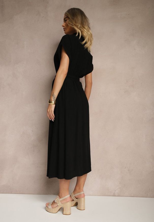 Renee - Czarna Bawełniana Sukienka Koszulowa z Wiązanym Paskiem i Krótkim Rękawem Elannoria. Okazja: na co dzień, na spacer. Typ kołnierza: kołnierzyk klasyczny, dekolt w serek. Kolor: czarny. Materiał: bawełna. Długość rękawa: krótki rękaw. Typ sukienki: koszulowe. Styl: elegancki, klasyczny, casual