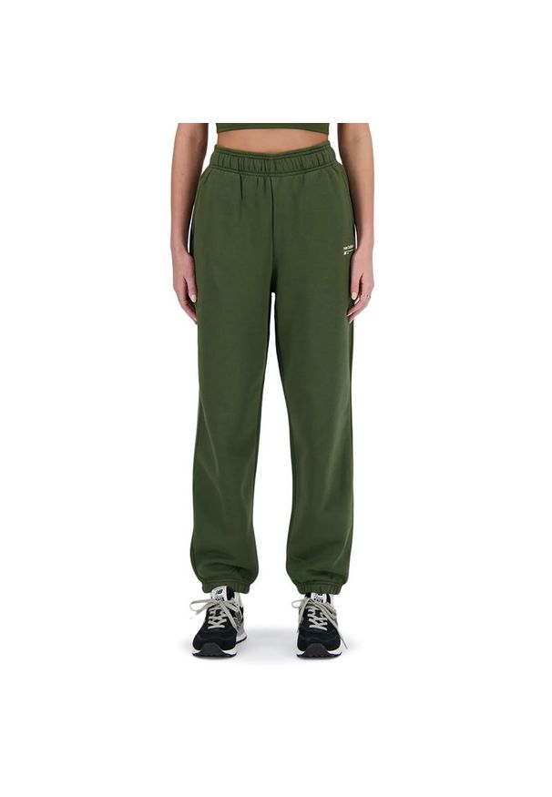 Spodnie New Balance WP33513KOU - zielone. Kolor: zielony. Materiał: bawełna, poliester, prążkowany, materiał, dresówka. Wzór: napisy