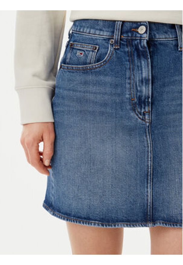 Tommy Jeans Spódnica jeansowa DW0DW20136 Niebieski Mom Fit. Kolor: niebieski. Materiał: bawełna