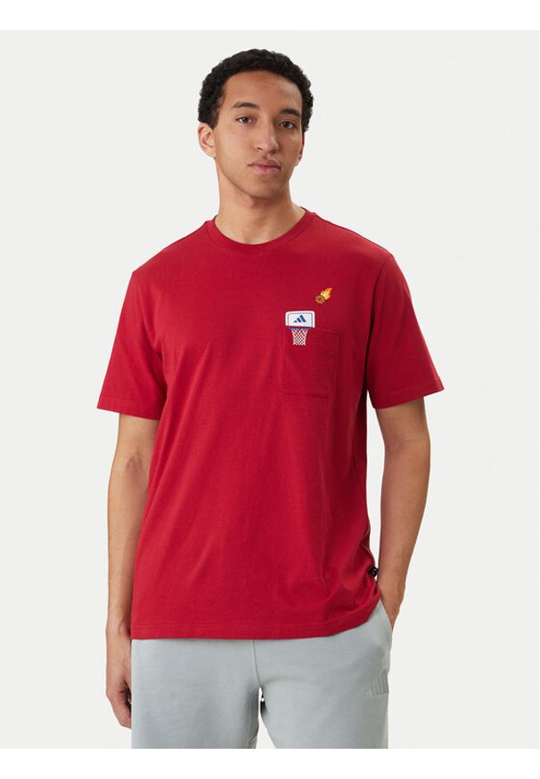 Adidas - adidas T-Shirt Mini Embroidery Basketball Graphic KB2525 Czerwony Regular Fit. Kolor: czerwony. Materiał: bawełna