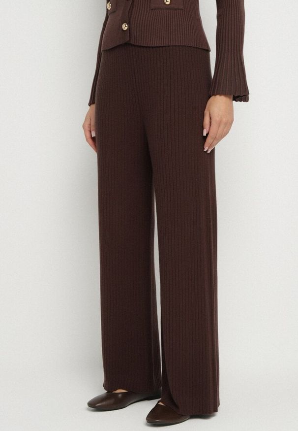 Born2be - Brązowe Szerokie Spodnie High Waist z Wiskozą z Gumką w Pasie Essica. Okazja: na co dzień. Stan: podwyższony. Kolor: brązowy. Materiał: wiskoza. Wzór: aplikacja. Styl: casual, elegancki
