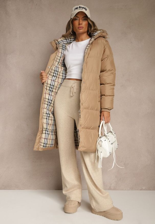 Renee - Ciemnobeżowa Kurtka z Pikowanymi Przeszyciami o Długim Fasonie z Kapturem Gineffa. Okazja: na co dzień. Typ kołnierza: kaptur. Kolor: beżowy. Materiał: poliester, jeans. Długość: długie. Styl: casual