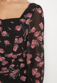 Born2be - Czarno-Różowa Taliowana Sukienka VICES z Falbankami i Bufiastymi Rękawami Aruvita. Okazja: na ślub cywilny, na wesele. Typ kołnierza: kołnierz z falbankami. Kolor: czarny. Materiał: lakier. Typ sukienki: oversize. Styl: klasyczny #3