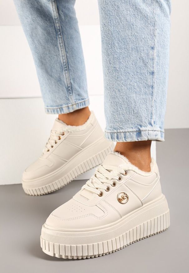 Born2be - Beżowe Sneakersy na Tłoczonej Platformie Zdobione Elegancką Metalową Aplikacją Werissa. Okazja: na co dzień. Nosek buta: okrągły. Kolor: beżowy. Materiał: jeans, futro. Wzór: aplikacja. Obcas: na platformie