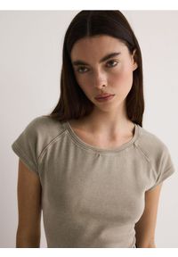 Reserved - T-shirt z efektem sprania - kremowy. Kolor: kremowy. Materiał: bawełna, włókno #1