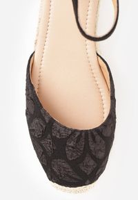 Born2be - Czarno-Beżowe Sandały Callolea. Nosek buta: okrągły. Zapięcie: sprzączka. Kolor: czarny. Materiał: materiał. Wzór: aplikacja. Sezon: wiosna, lato. Obcas: na koturnie #6