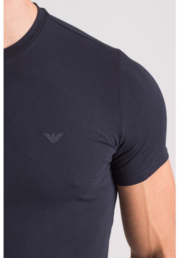 Niebieski t-shirt Emporio Armani w kolorowe wzory