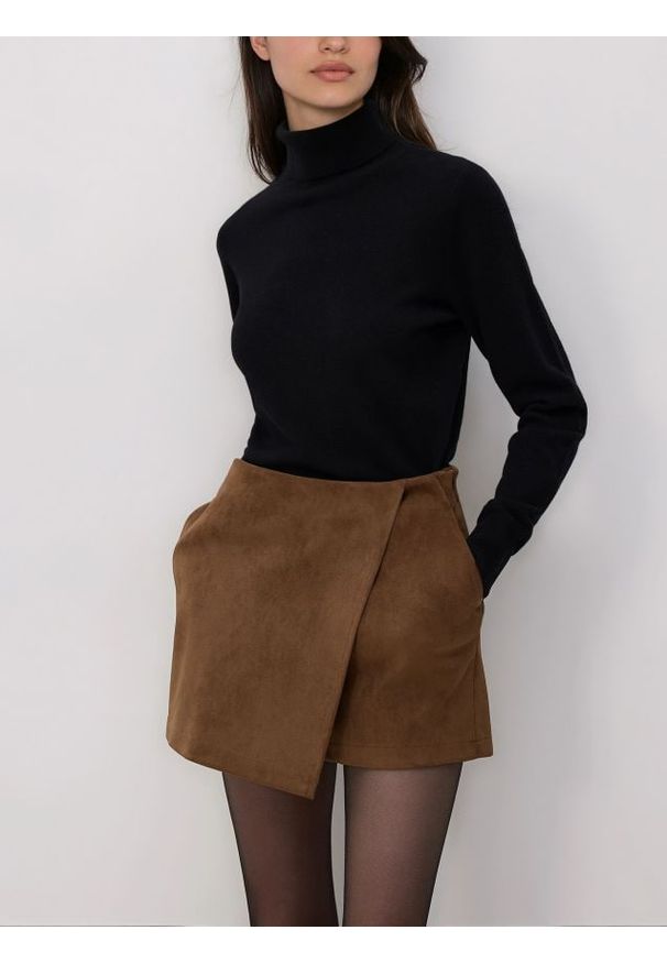 Reserved - Szorty z zakładką - beżowy. Kolor: beżowy. Materiał: zamsz