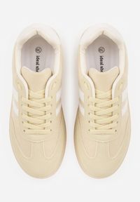 Renee - Jasnożółte Sneakersy na Platformie w Stylu Tenisówek Ozdobione Paskami Ladia. Okazja: na co dzień. Zapięcie: pasek. Kolor: żółty. Materiał: jeans. Wzór: aplikacja. Sezon: wiosna. Obcas: na platformie #9