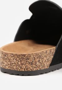 Born2be - Czarne Klapki z Ozdobnym Paskiem i Klamrą Calevelis. Nosek buta: okrągły. Kolor: czarny. Materiał: jeans. Obcas: na obcasie. Styl: elegancki, klasyczny. Wysokość obcasa: średni #6