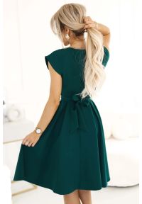 Numoco - Rozkloszowana sukienka koktajlowa z dekoltem V zielona. Okazja: na ślub cywilny, na wesele, na imprezę. Kolor: zielony, różowy. Styl: wizytowy #2