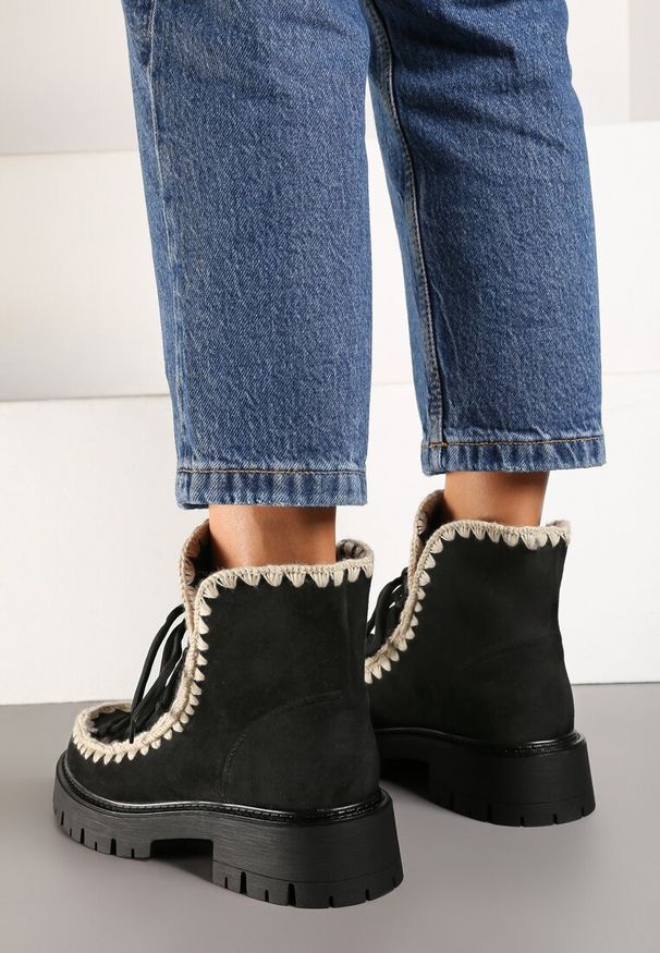 Renee - Czarne Botki z Ekozamszu z Dodatkowym Kompletem Sznurówek Zdobione Haftem Noledi. Okazja: na co dzień. Nosek buta: okrągły. Kolor: czarny. Materiał: jeans. Wzór: aplikacja, haft. Styl: boho, casual