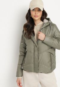 Born2be - Zielona Casualowa Kurtka z Kapturem i Ozdobnymi Sznurkami Evialinae. Okazja: na co dzień. Typ kołnierza: kaptur. Kolor: zielony. Materiał: jeans, poliester. Styl: casual #4