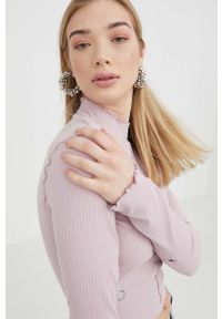 Vans longsleeve damski kolor różowy z półgolfem. Kolor: różowy. Materiał: dzianina, prążkowany. Długość rękawa: długi rękaw. Wzór: aplikacja #5