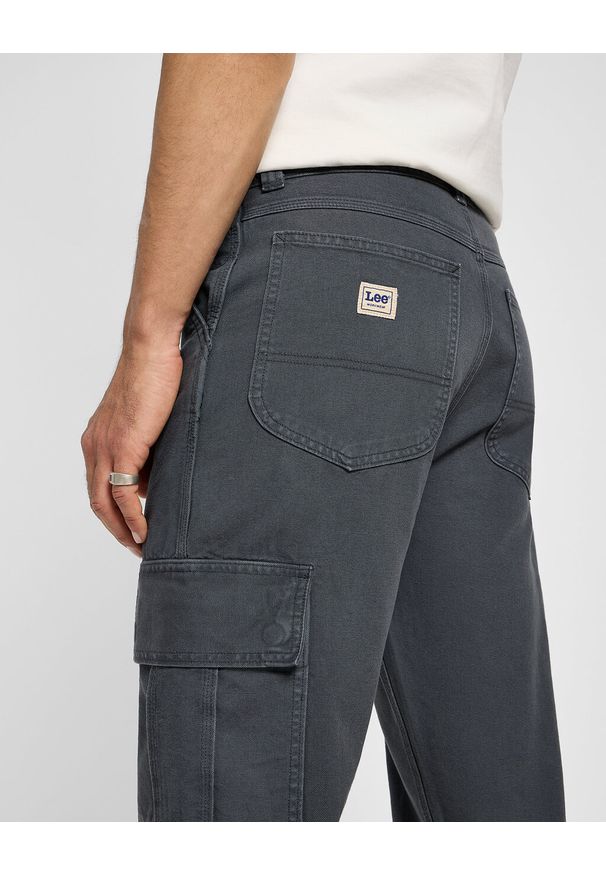 Lee - LEE MĘSKIE SPODNIE MATERIAŁOWE CARGO PANT DARK MUTED GRAY 112355783 L72K008531